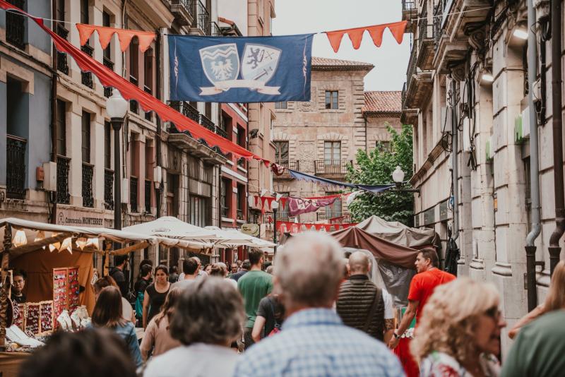 Un centenar de puestos en el Mercado Medieval de Avilés con demostraciones en directo de artesanía y cocina